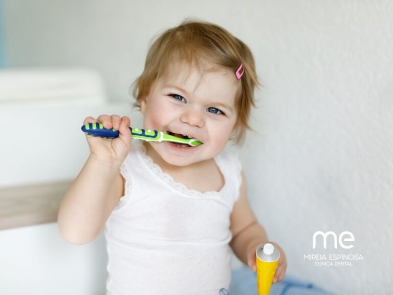 Odontopediatría 4 Bebé cepillándose dientes